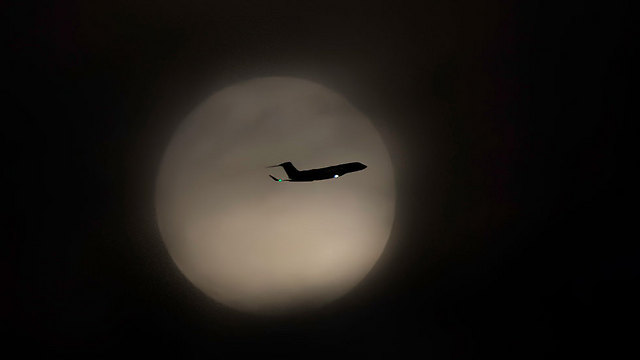 מטוס וירח מלא מעל כפר סבא (צילום: אייל באן) (צילום: אייל באן)