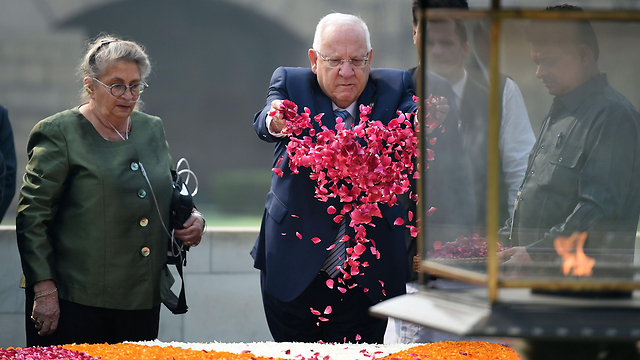 First Lady Nechama and President Reuven Rivlin at Gandhi's grave (Photo: AFP)