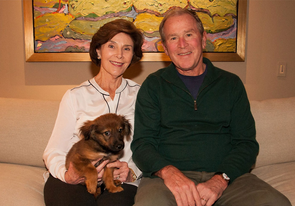 ג'ורג' בוש, לורה והכלב החדש פרדי ()