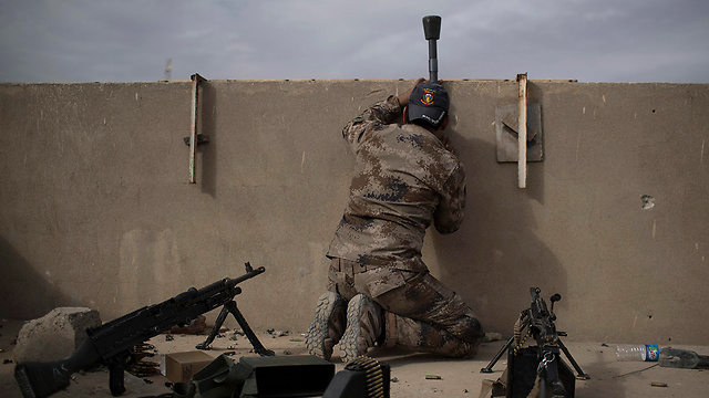 Боец армии Ирака в бою против ИГ под Мосулом. Фото: AP