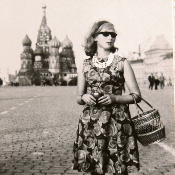 הופמן בת ה־ 19 בשליחות עיתונאית במוסקבה