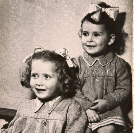 טטיאנה )משמאל( עם אחותה יאנה