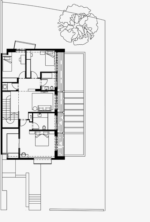 תוכנית הקומה העליונה, עם האכסדרה הארוכה שאליה יוצאים החדרים (תוכניות: לוי חמיצר אדריכלים)