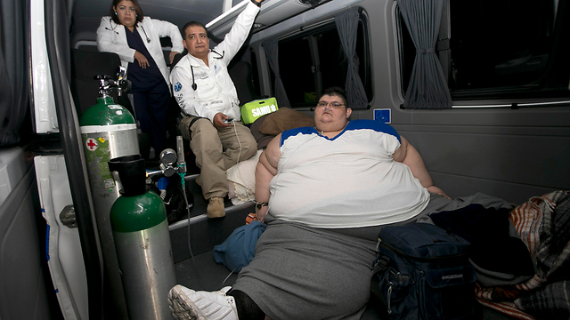 חובר לבלוני חמצן במהלך העברתו למרכז הרפואי. פרנקו (צילום: AP) (צילום: AP)