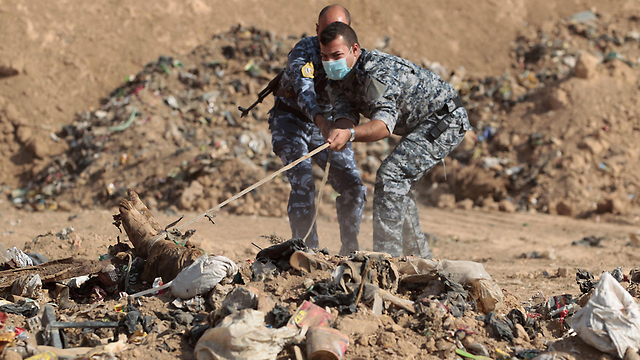 קבר האחים שהתגלה ליד מוסול  (צילום: AFP) (צילום: AFP)
