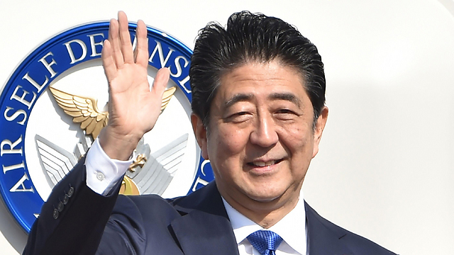 טראמפ ידרוש ממנו לשלם יותר על הנוכחות הצבאית האמריקנית? ראש ממשלת יפן שינזו אבה בטוקיו, לפני העלייה למטוס לניו יורק (צילום: AFP) (צילום: AFP)