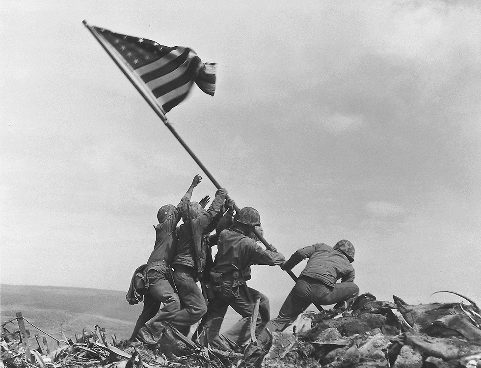 הנפת דגל ארה"ב באי היפני איוו ג'ימה, 1945 (צילום: AP) (צילום: AP)