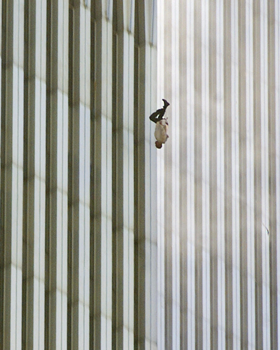 "האיש הנופל". 11 בספטמבר 2001, ניו יורק (צילום: AP) (צילום: AP)