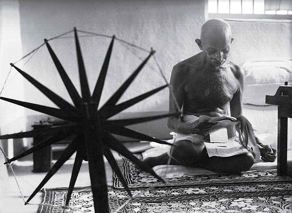 "מהטמה גאנדי וגלגל נול הטוויה", 1946 (צילום: מרגרט ברק-וייט) (צילום: מרגרט ברק-וייט)