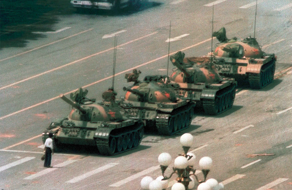 "איש מול טנק" בכיכר טיאננמן בבייג'ינג, 1989 (צילום: Jeff Widener) (צילום: Jeff Widener)