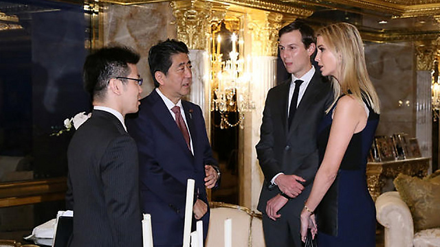 איוונקה טראמפ וג'ארד קושנר, לצד ראש ממשלת יפן (צילום: רויטרס) (צילום: רויטרס)