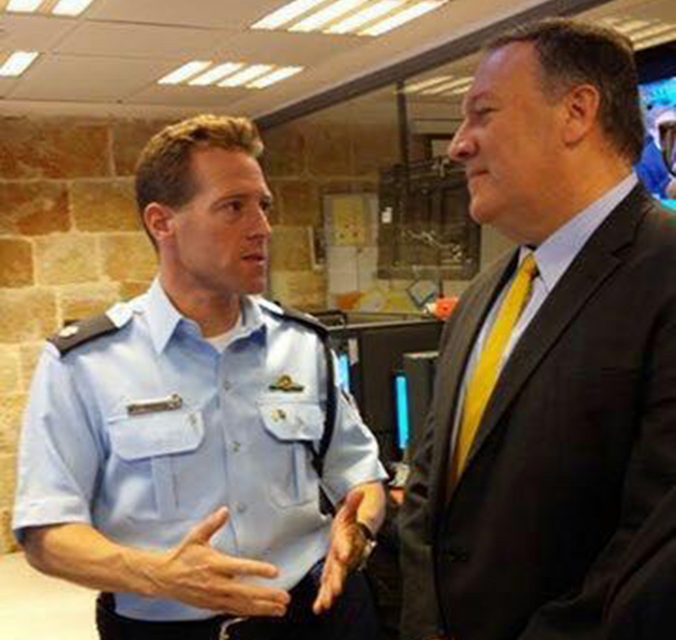 פומפיאו במהלך ביקור בישראל עם הדובר הבינלאומי של המשטרה רב-פקד מיקי רוזנפלד ()