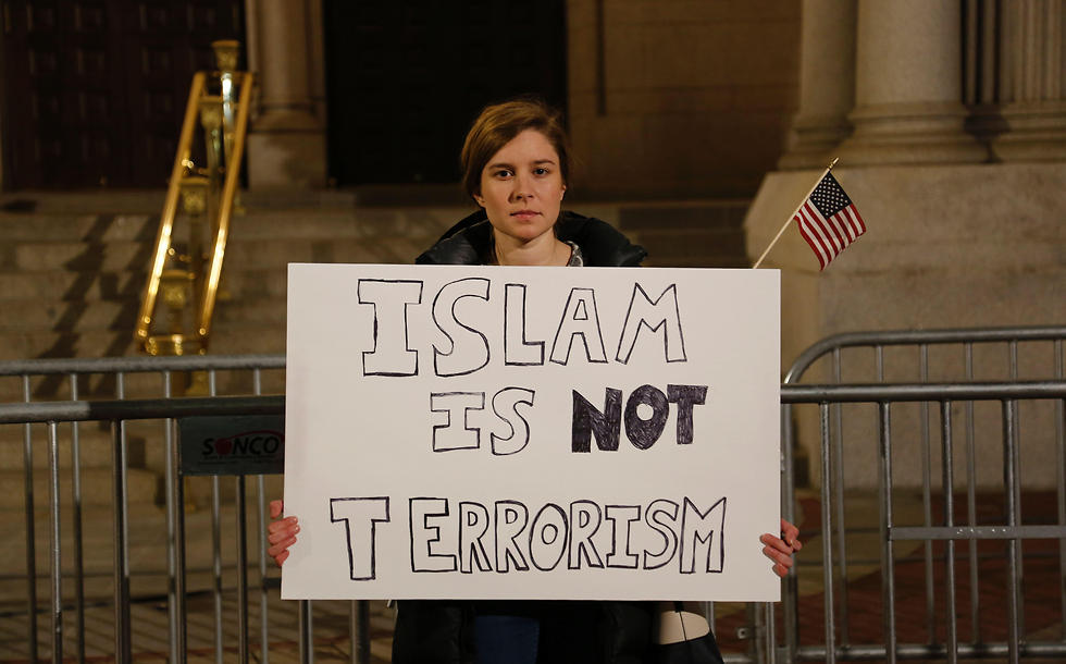 "איסלאם הוא לא טרור". מפגינה נגד טראמפ, הלילה בוושינגטון (צילום: AFP) (צילום: AFP)
