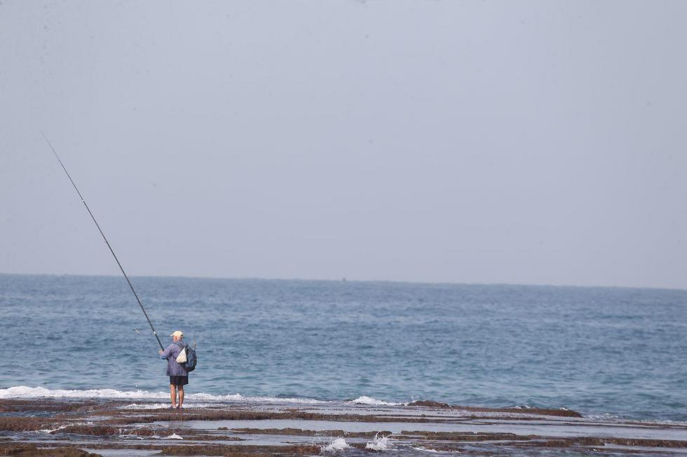 דייג בחוף בת ים (צילום: מוטי קמחי) (צילום: מוטי קמחי)