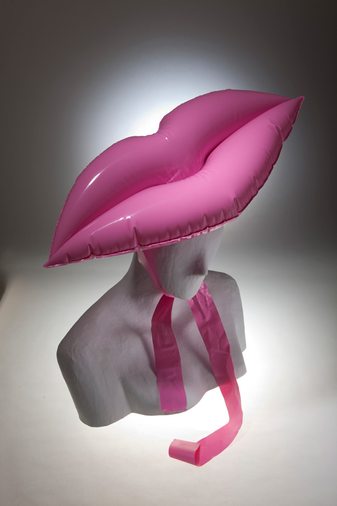 John Galliano, created by Stephen Jones. Inflatable Lip Hat, Spring/Summer 2005, Ready-to-wear, Courtesy Associazione Culturale Anna Piaggi  (צילום: Michael Bowles Getty Images)