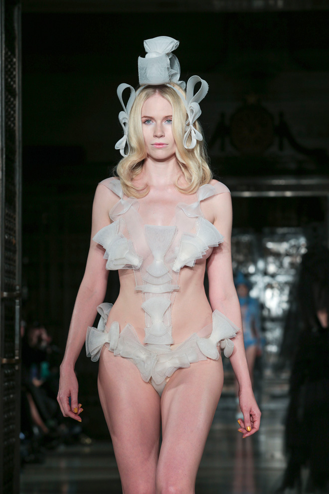Pam Hogg, Future Past/War and Peace collection, Spring/Summer 2014, Ready-to-wear, Image by kind permission of SimonArmstrong.com  (צילום: Michael Bowles Getty Images)