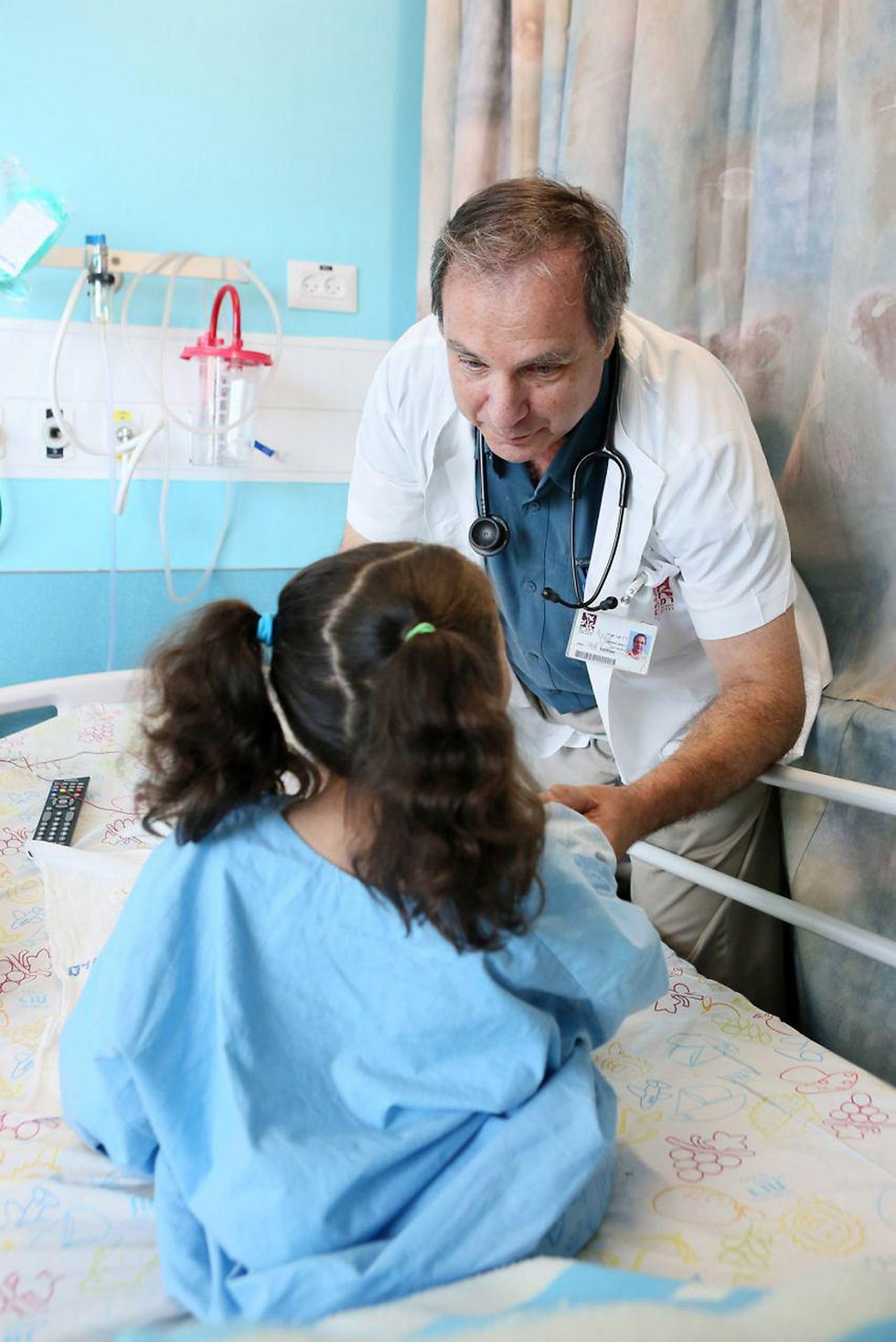 ד"ר צביקה אדלר מבית החולים רמב"ם לצד פ' בת ה-5 (צילום: פיוטר פליטר, רמב"ם) (צילום: פיוטר פליטר, רמב