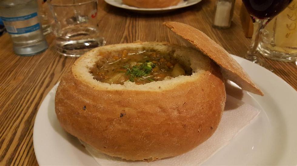 מנת ניחומים צ'כית: מרק בתוך לחם בוהמי (צילום: ליאת שומן ונתלי מינסטר) (צילום: ליאת שומן ונתלי מינסטר)