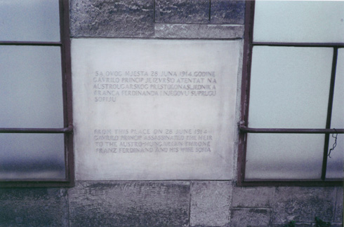 השלט שמזכיר כי "במקום זה נרצח יורש העצר האוסטרו-הונגרי פרנץ פרדיננד". בעקבות רציחתו פרצה מלחמת העולם הראשונה (צילום: Asim Led, cc)