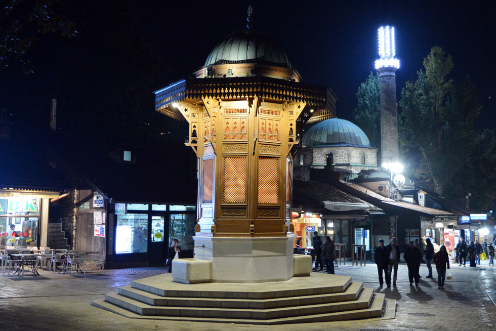 כיכר Sebilj במרכז העיר, שסביבה נבנה רובע בשצ'רשיה. בשעות התפילה מתמלא הרובע במתפללים הצובאים על המסגדים (צילום: יואב אלעד)