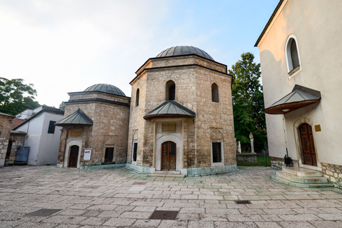 הרחבות המסגד שנבנו בתקופת השלטון האוסטרו-הונגרי כללו שירותים ציבוריים, מרכז היטהרות ומרכז הסעדה לסטודנטים ולנזקקים (צילום: Farris Noorzali, Shutterstock)