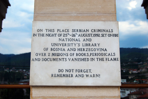 לוח זיכרון לשריפת הספרים בספרייה הלאומית, בהפצצות זרחן של הסרבים במהלך המלחמה (צילום: FAmra Pasic, Shutterstock)