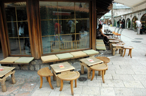 בית קפה ברובע בישצ'רישה. הטוב והרע חיים זה לצד זה (צילום: János Korom, cc)