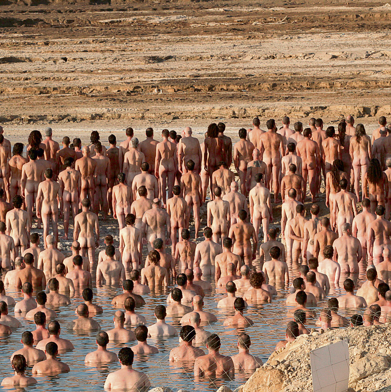תופעה מתפשטת בעולם, וגם בישראל. בתמונה: אלף ישראלים בצילום העירום של הצלם ספנסר טוניק  בים המלח ב-2011