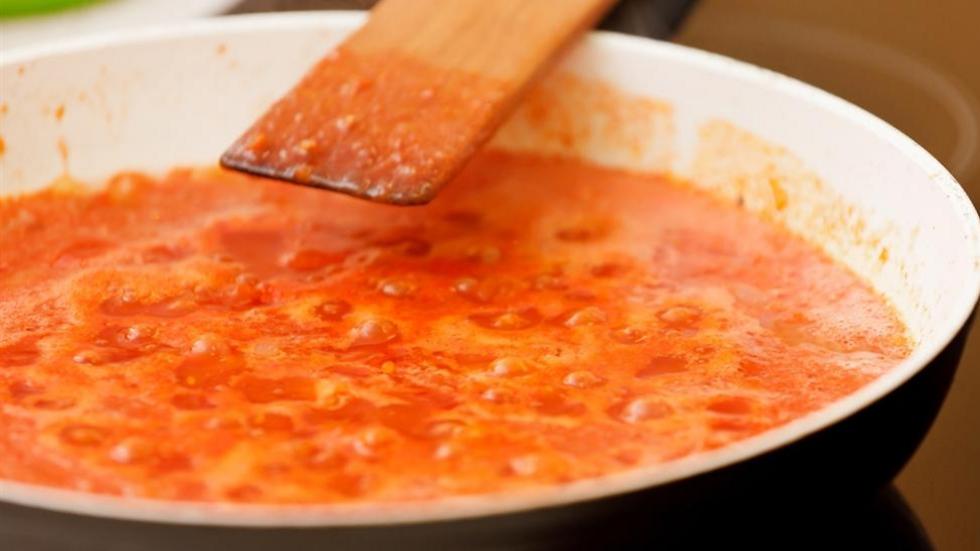 יש לכם עגבניות משומרות? תוך דקות תוכלו להכין רוטב מצוין (צילום: shutterstock) (צילום: shutterstock)