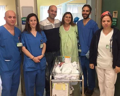 אופירה ואליהו עם בנם התינוק וצוות בית החולים קפלן. "הרופאה הבטיחה שאת התינוק הזה אני יולדת"