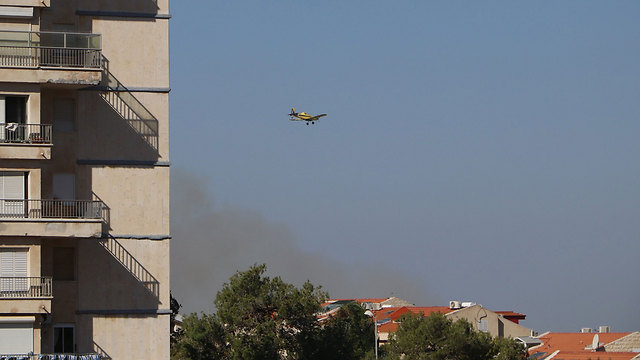 מטוס מטיל מעכבי בערה על חיפה (צילום: רונן לדני) (צילום: רונן לדני)