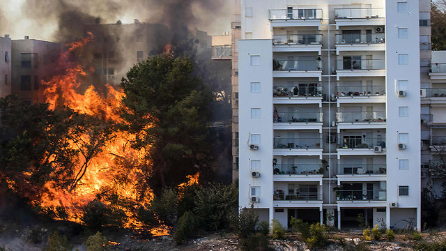 היום בחיפה. כמה מוקדי הצתה (צילום: AFP) (צילום: AFP)