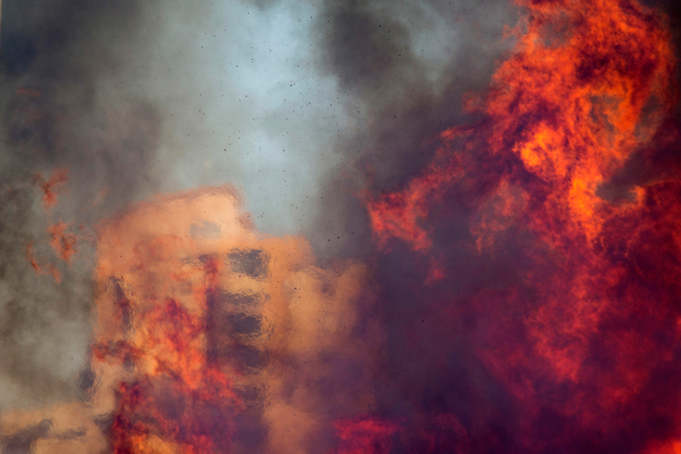 אש בחיפה (צילום: AP) (צילום: AP)