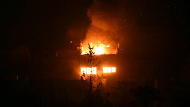 הערב יורד והאש עדיין בוערת. בית נשרף מול מרכז הקונגרסים בחיפה (צילום: אביהו שפירא) (צילום: אביהו שפירא)