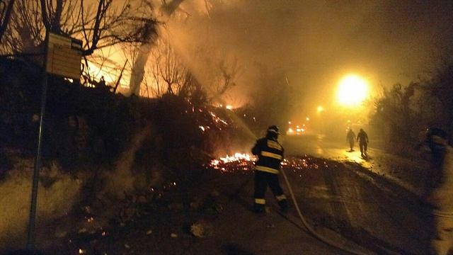 Battling the blaze in Beit Meir (Photo: Jerusalem Fire & Rescue)