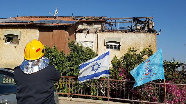 כוחות הצלה בבית שרוף בחיפה שבו קרס הגג (צילום: יואב זיתון) (צילום: יואב זיתון)