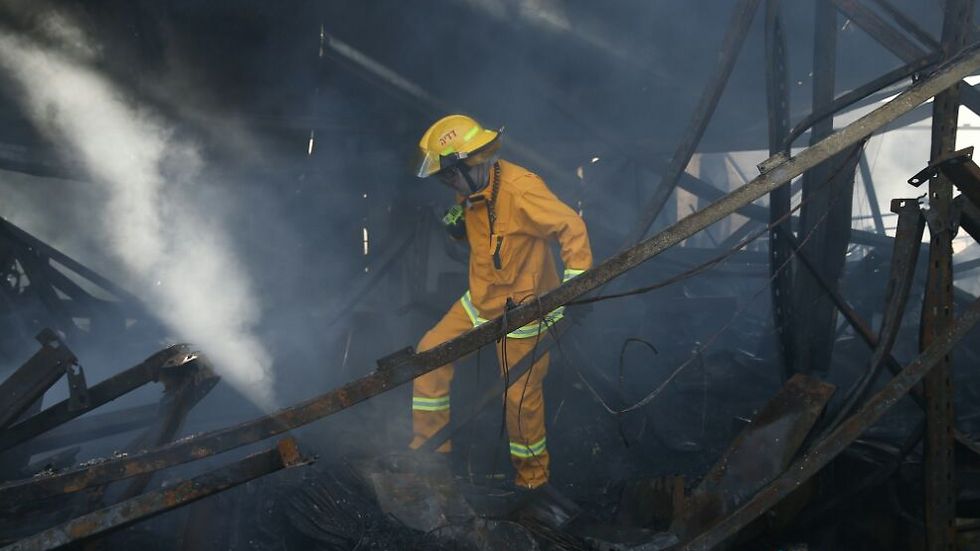 A firefighter at a blaze in Beit Meir (Photo: Ohad Zwigenberg)