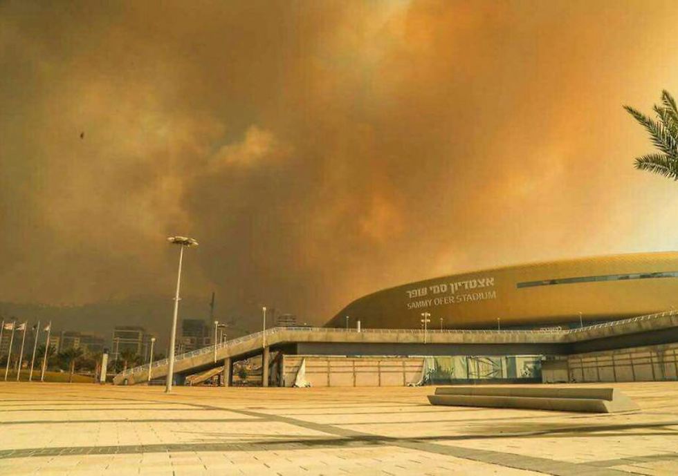 השריפה בסמוך לאצטדיון סמי עופר (צילום: עמית מזרחי) (צילום: עמית מזרחי)