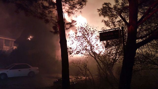 השריפה בנווה צוף (צילום: דוברות כב"ה מחוז יו"ש) (צילום: דוברות כב