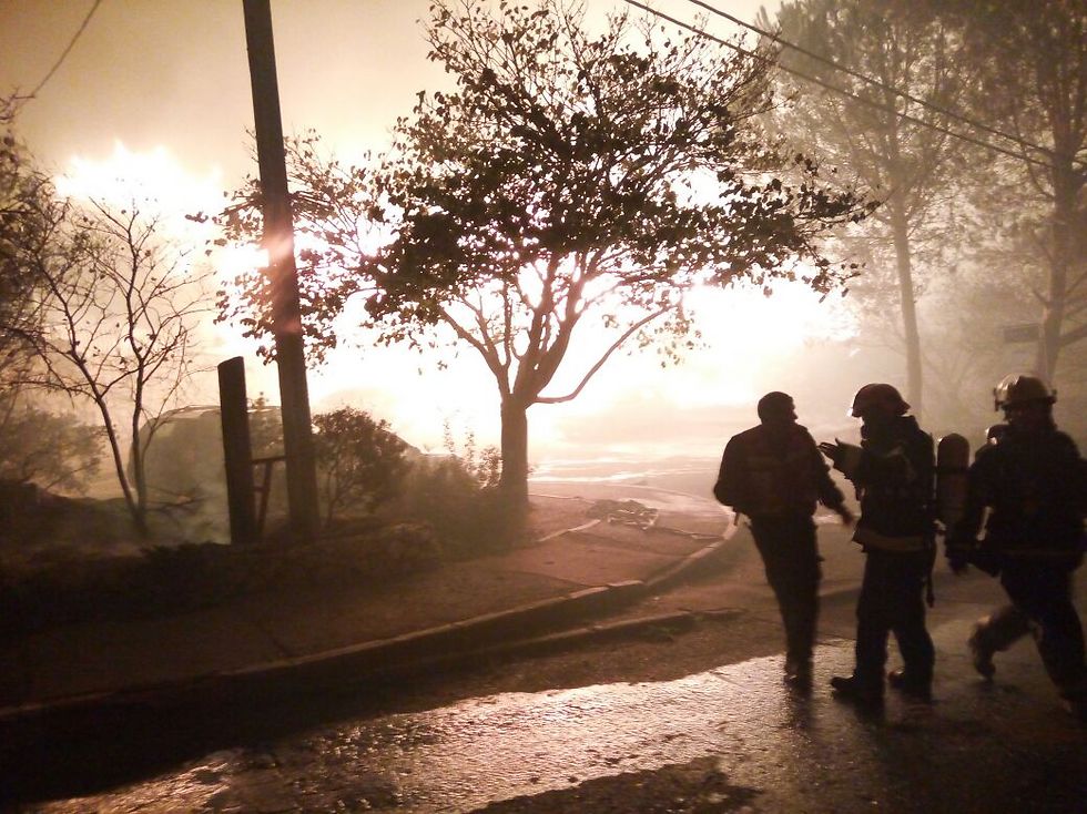 השריפה בחלמיש, הלילה (צילום: דוברות כב"ה מחוז יו"ש) (צילום: דוברות כב