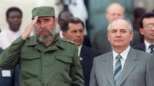 לצד גורבצ'וב, ב-1989 (צילום: AFP) (צילום: AFP)