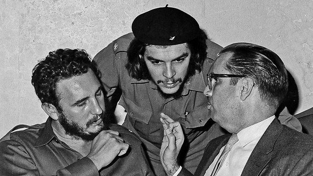 פידל קסטרו (משמאל) עם נשיא קובה דאז (מימין) וצ'ה גווארה. 1960 (צילום: AP) (צילום: AP)