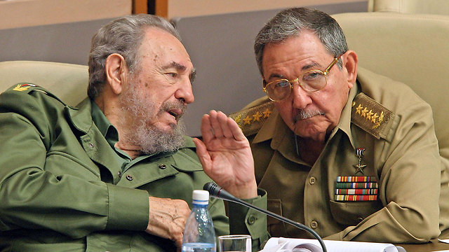 Fidel Castro (L) with his brother, Raul (Photo: AFP)