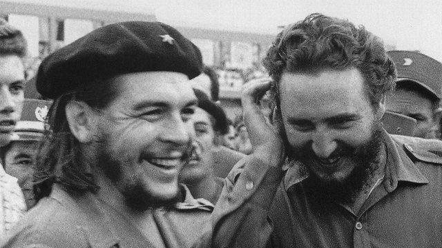 פידל קסטרו וארנסטו "צ'ה" גווארה, 1960 (צילום: AFP) (צילום: AFP)
