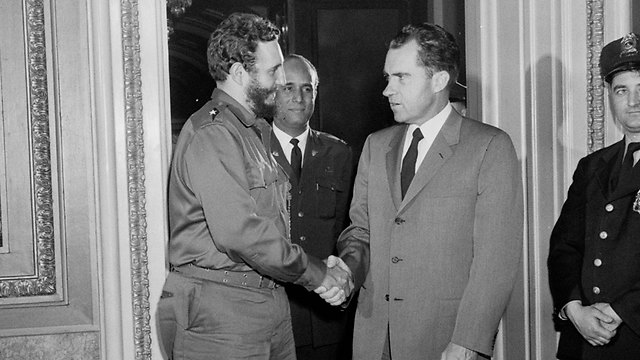 לוחץ את ידו של ניקסון ב-1959 (צילום: AP) (צילום: AP)