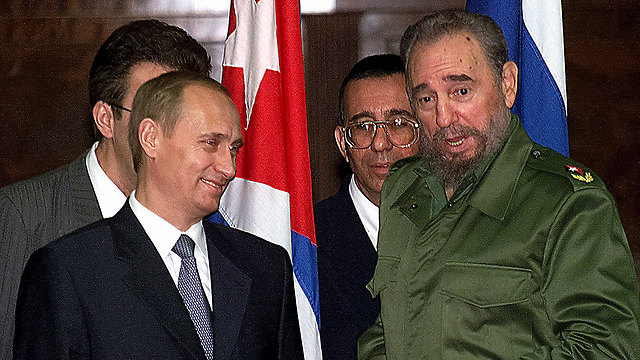 פידל עם ולדימיר פוטין בהוואנה (צילום: AP) (צילום: AP)