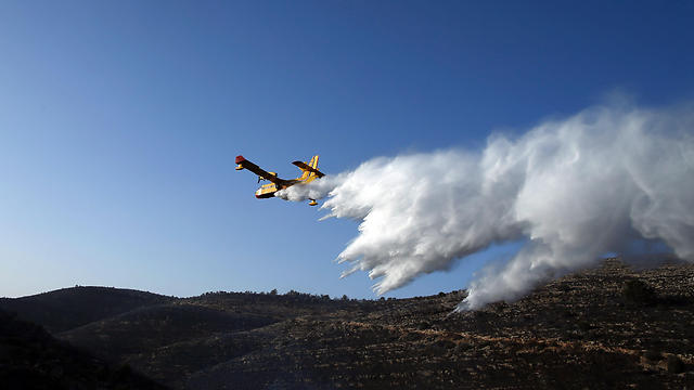 מטוס כיבוי באזור נטף שבהרי ירושלים (צילום: AFP) (צילום: AFP)