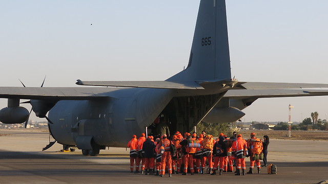 הכבאים מקפריסין הגיעו במטוס תובלה של חיל האוויר (צילום: דובר צה"ל) (צילום: דובר צה