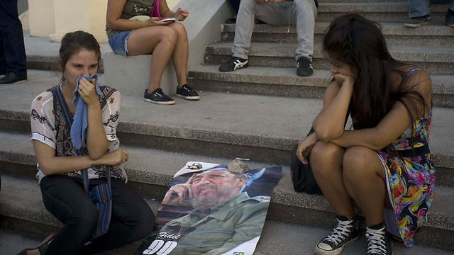 Cubans mourn recently deceased leader Fidel Castro (Photo: AP) (Photo: AP)