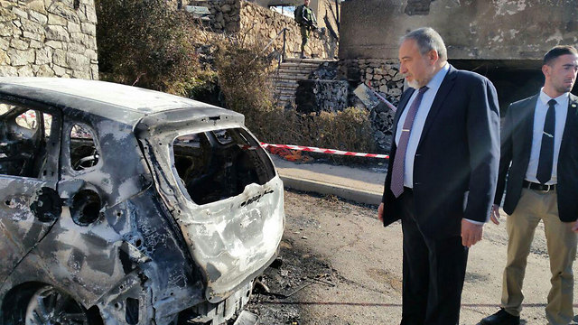Avigdor Lieberman during visit to Halamish (Photo: Eli Mendelbaum)